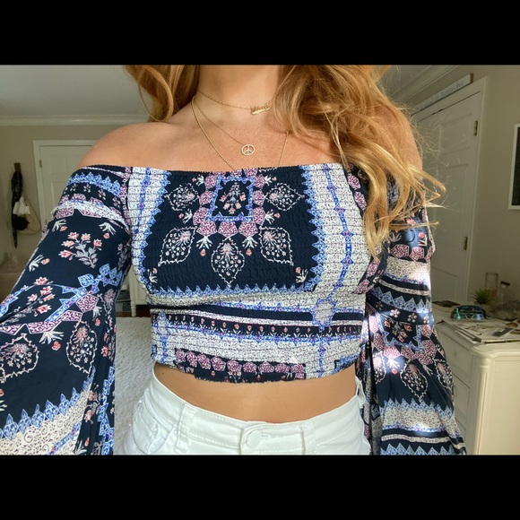 🔮 LF FLARE SLEEVE CROP TOP🔮 - Picture 2 of 3